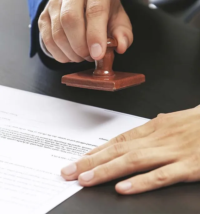 Persona sellando documento